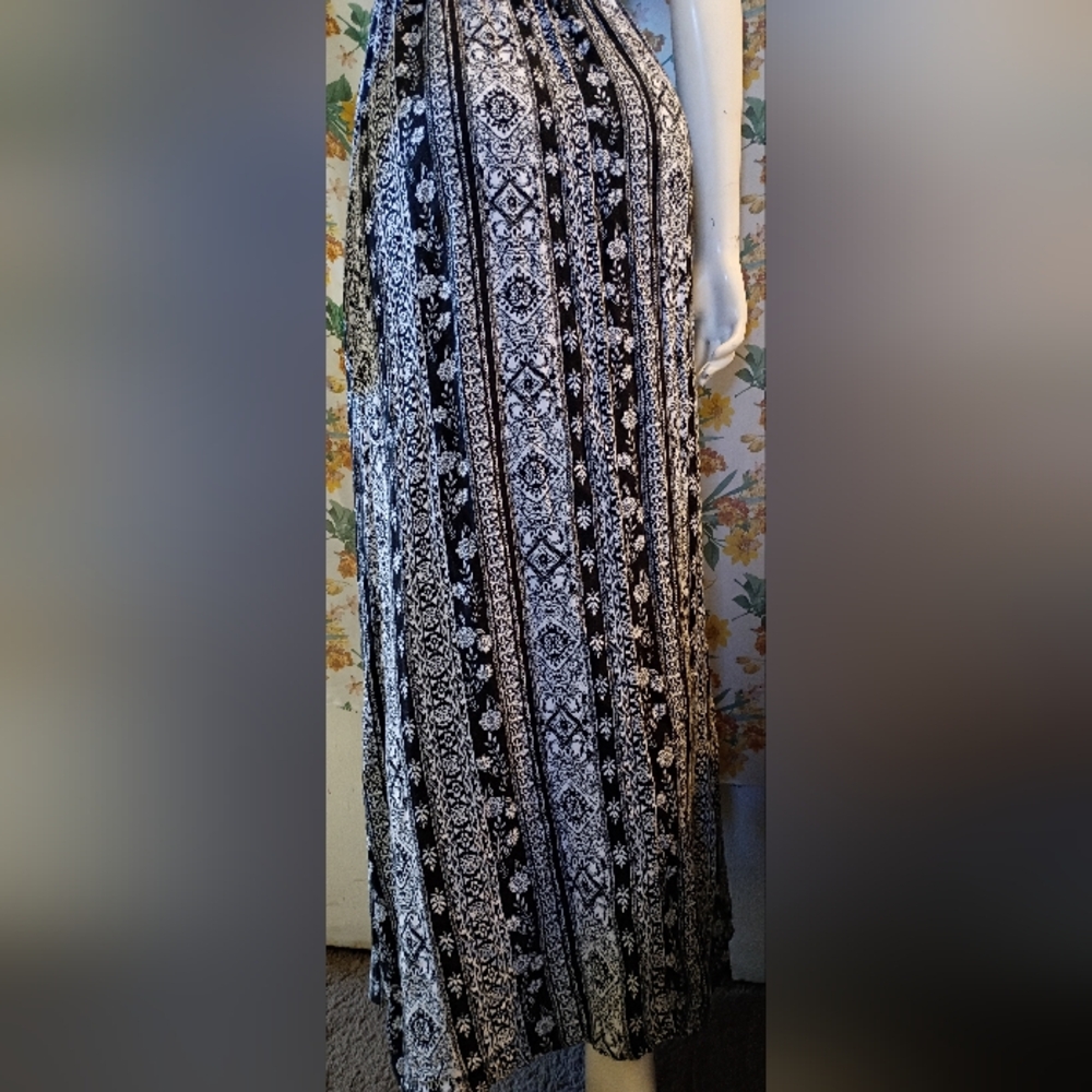 Forever 21 Women's Black and White Floral Pattern Deep V-neck Maxi Dress - Picture 8 of 9